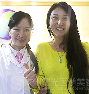 美女記者體驗瓷貼面